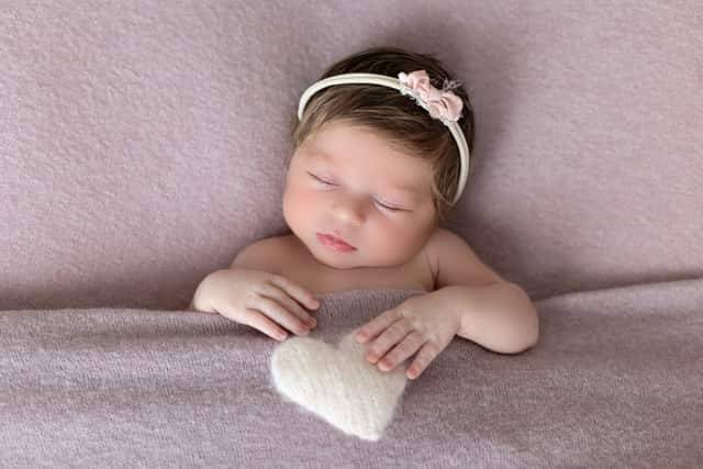 Novorodenec wrapovaný v bielej deke – novorodenecké fotenie Nitra MDFOTO