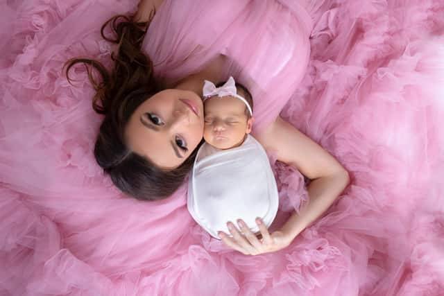 Bábätko v čelenke na kvetinkovom pozadí – novorodenecké fotenie MDFOTO