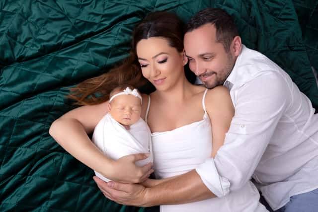 Novorodenec polohovaný v hniezdočku – bezpečné fotenie bábätka Nitra