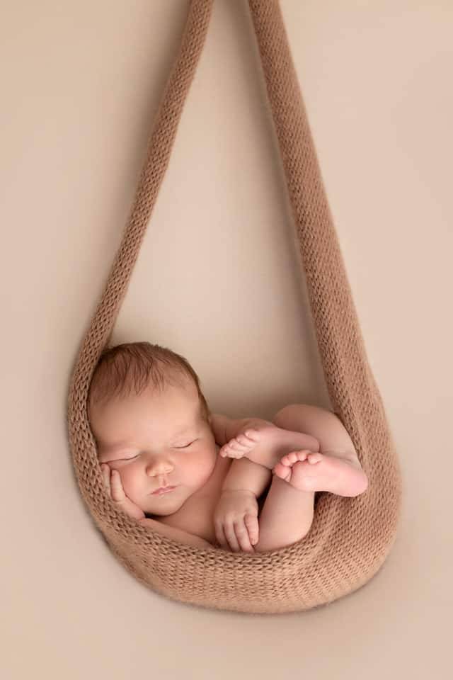 Mama drží novorodenca – novorodenecké fotenie Nitra Majka Domanová