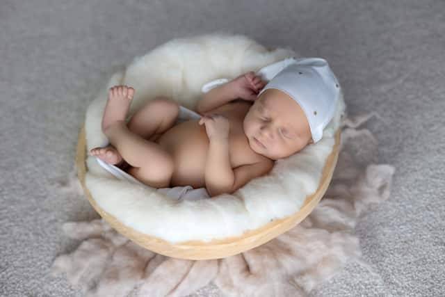 Novorodenec s čiapočkou – detské fotenie Nitra MDFOTO