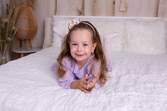 Deti sa smejú – hravé detské fotenie ateliér Nitra