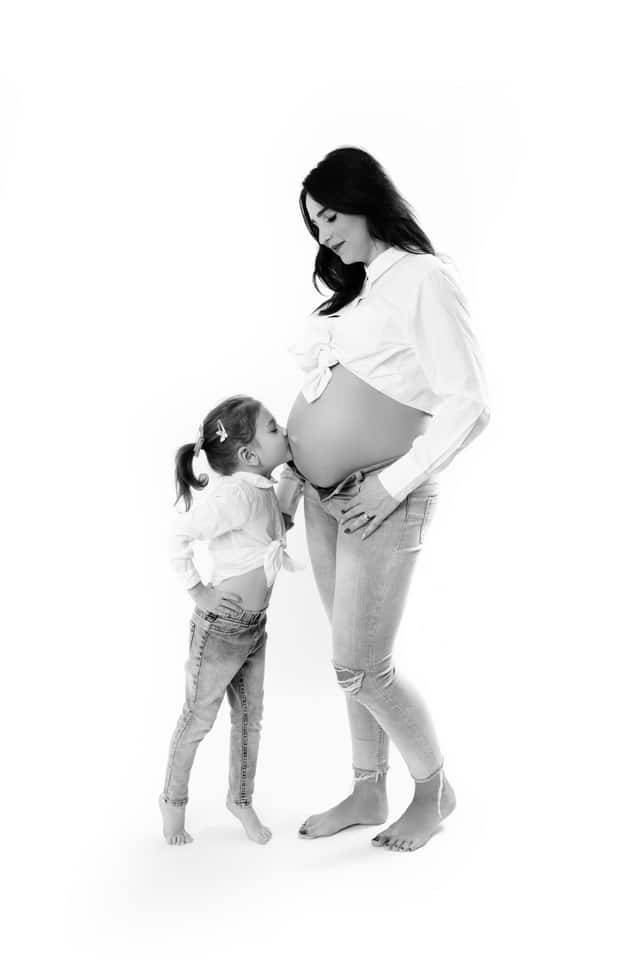 Tehotná žena v čipkovanom župane – elegantné tehotenské fotenie Nitra